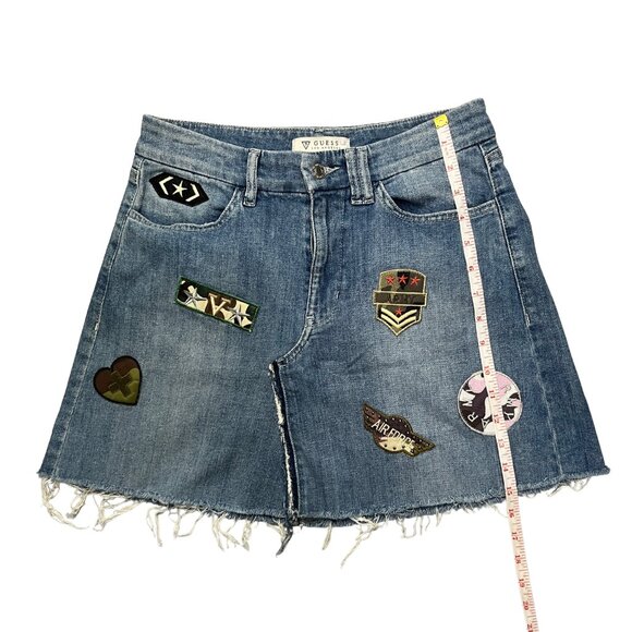 GUESS Military Patch Detail Women’s Size 27 Denim Mini Skirt Blue Raw Hem Y2K - Picture 7 of 11